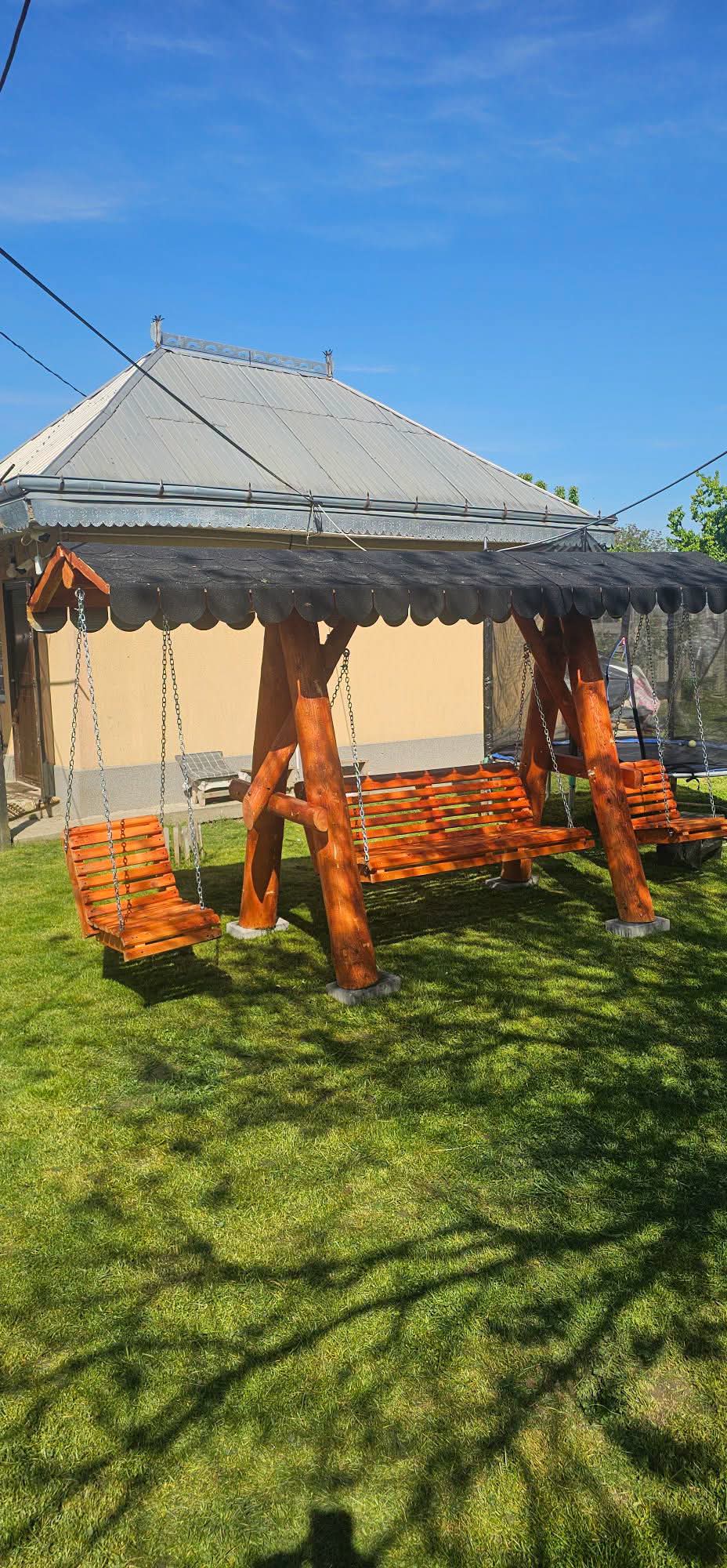 Leagăn rustic din lemn cu acoperiș