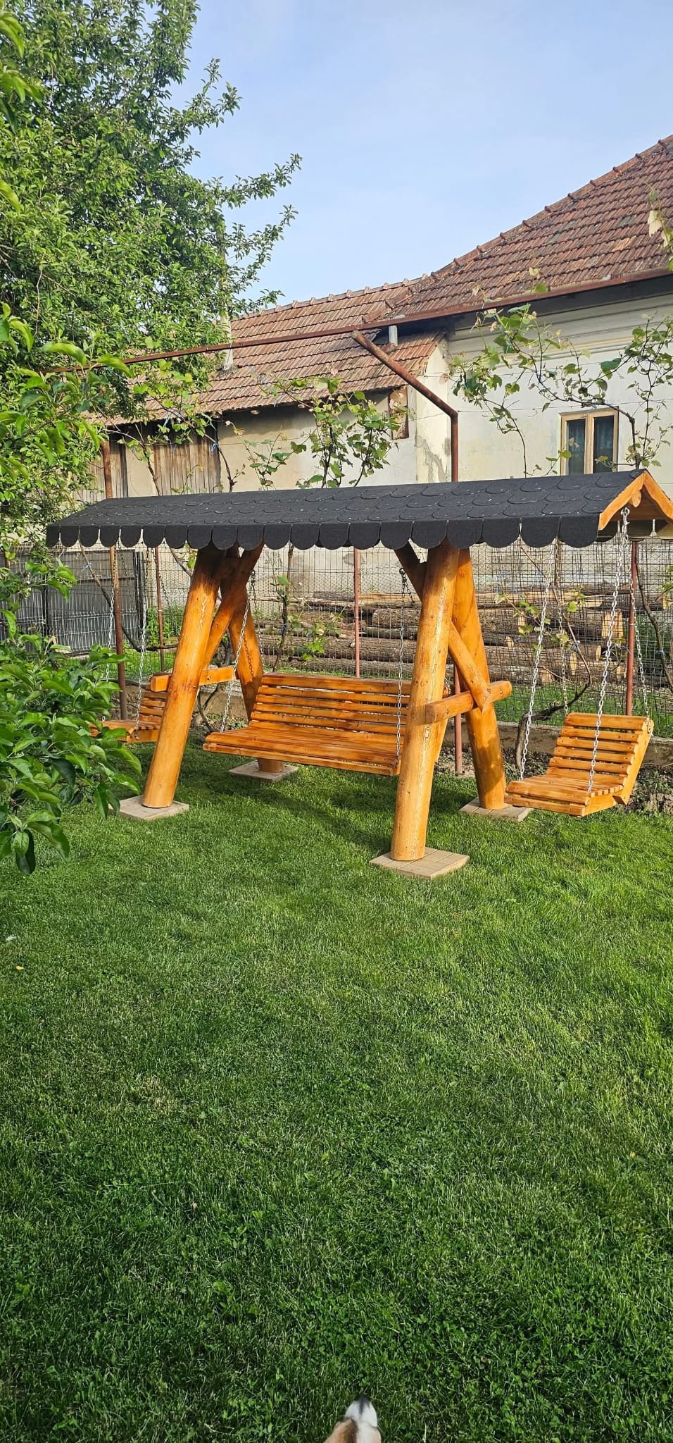 Leagăn rustic din lemn cu acoperiș