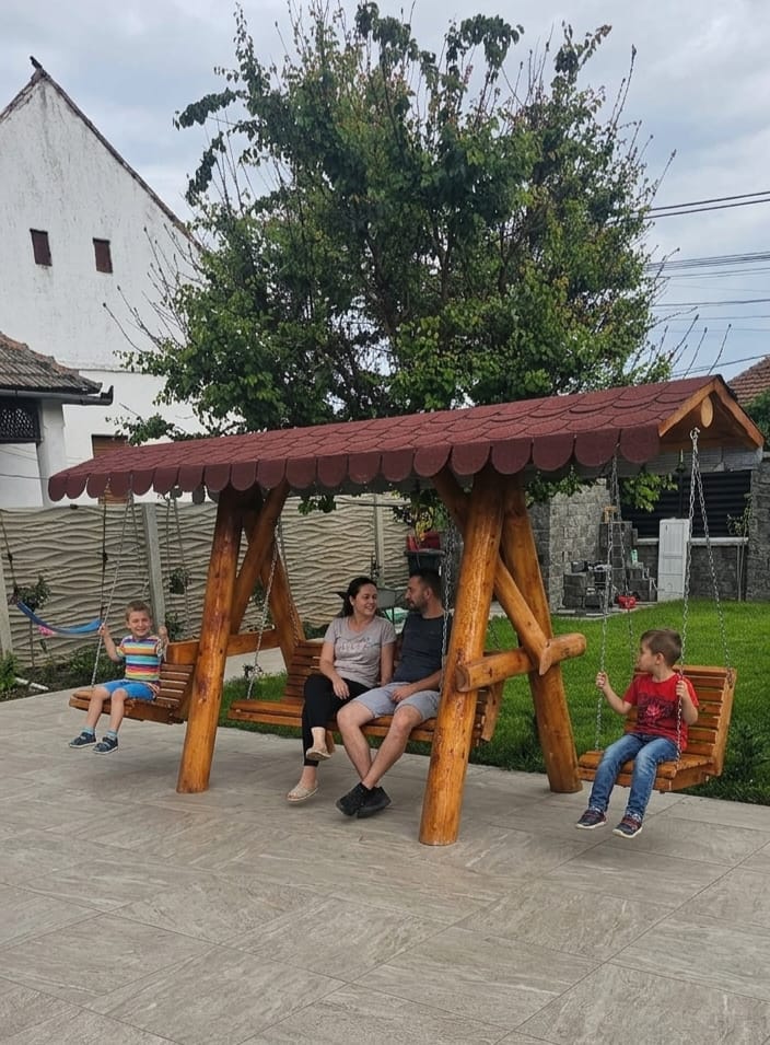 Leagăn rustic din lemn cu acoperiș