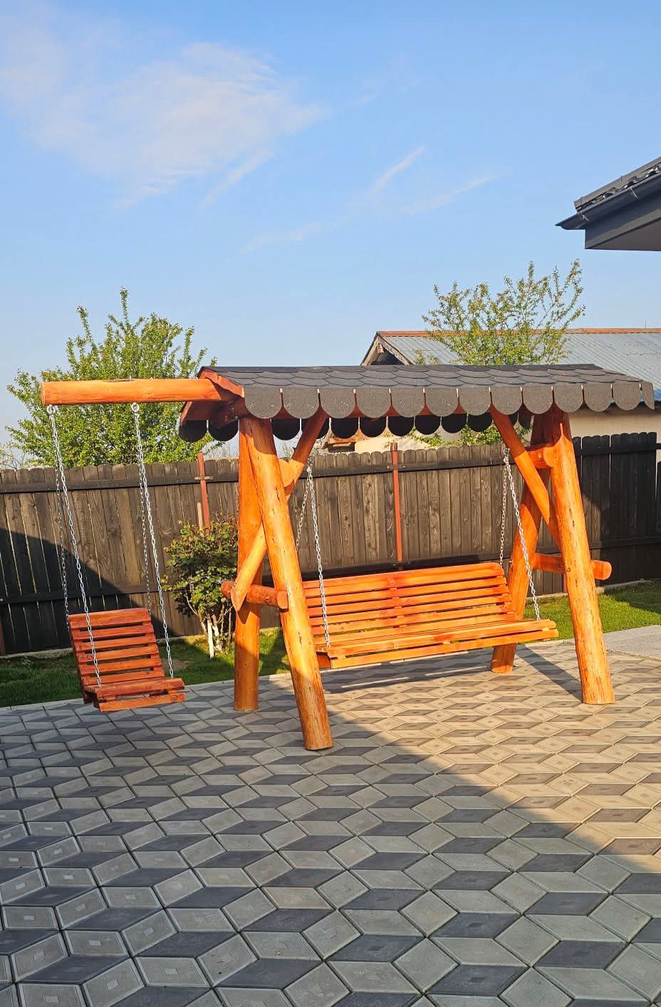 Balansoar rustic din lemn cu un leagăn