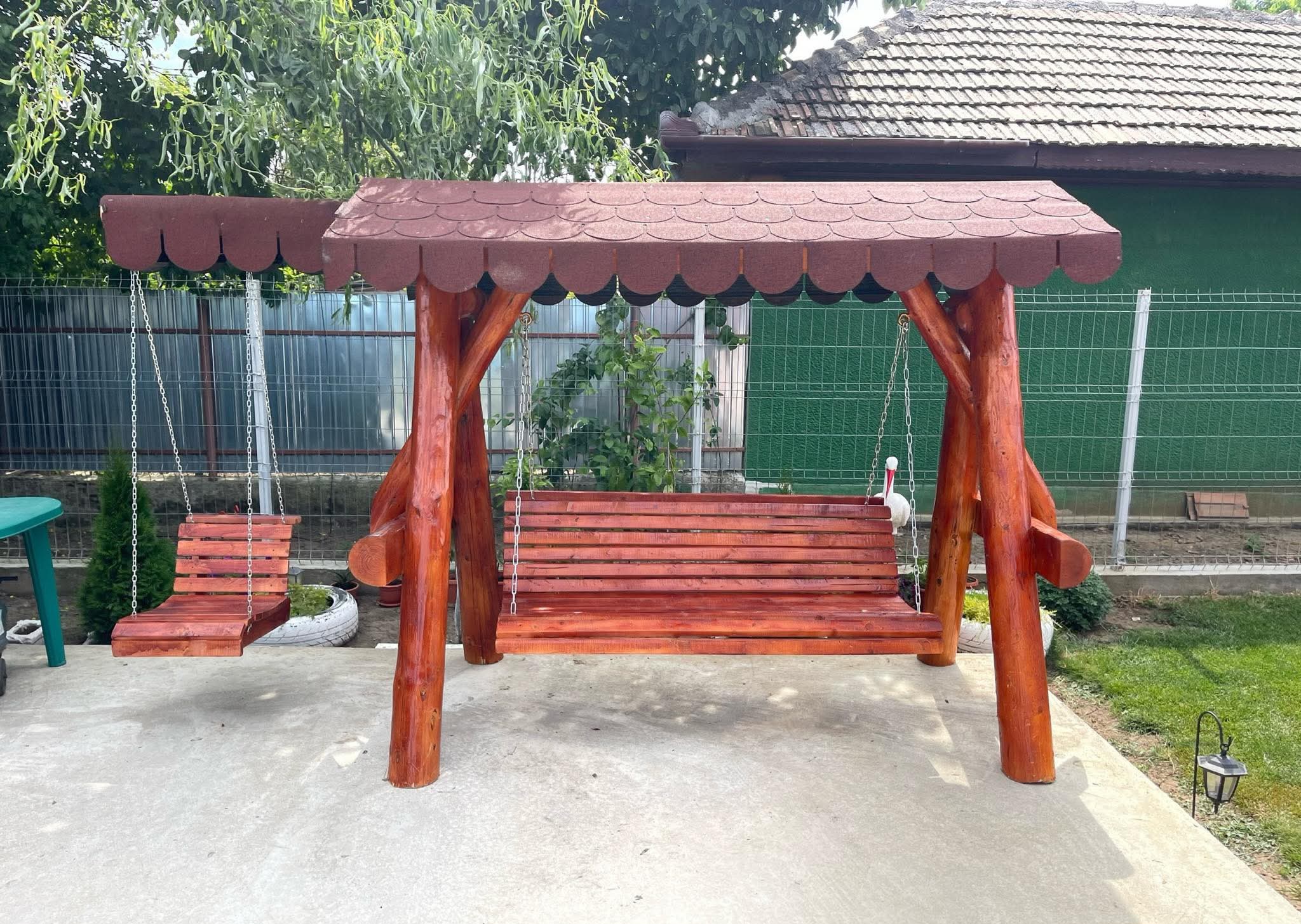 Balansoar rustic din lemn cu un leagăn