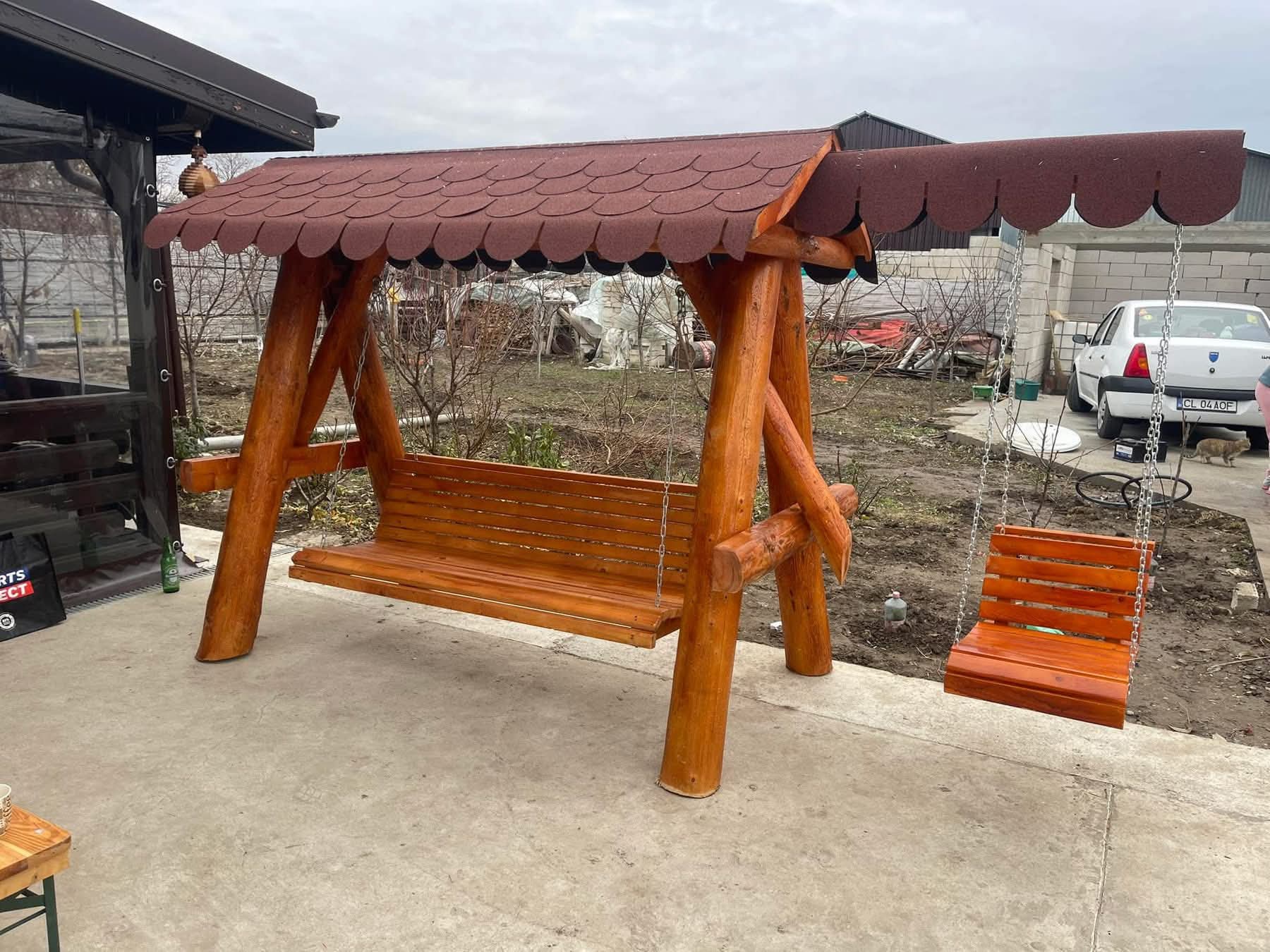 Balansoar rustic din lemn cu un leagăn