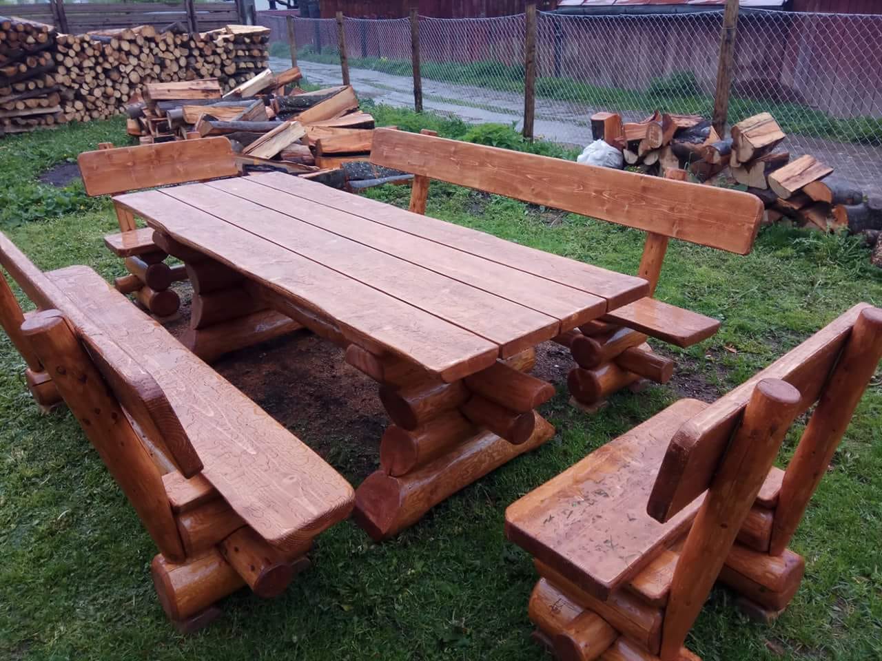 Set masă cu 2 scaune și 2 băncuțe din bușteni 300 cm