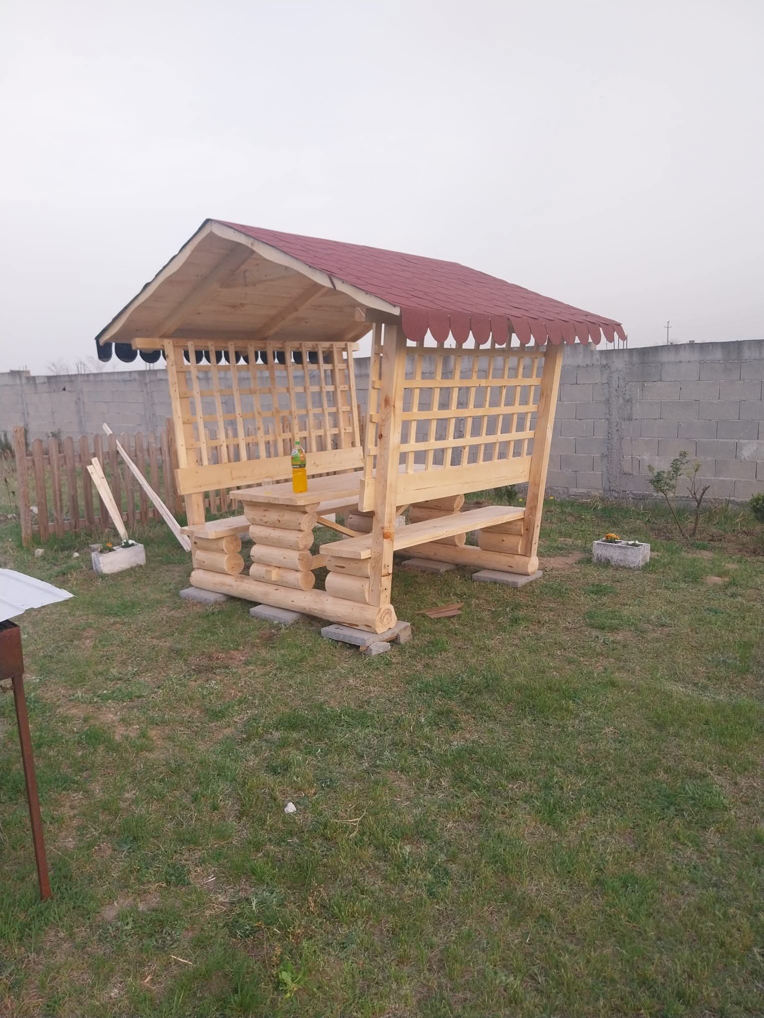 Foișor rustic din lemn masiv rotund