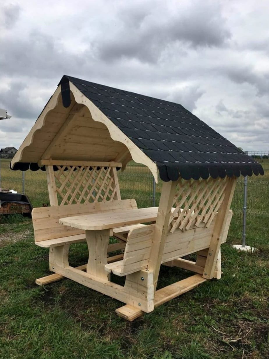 Foișor rustic din lemn cu grilaje